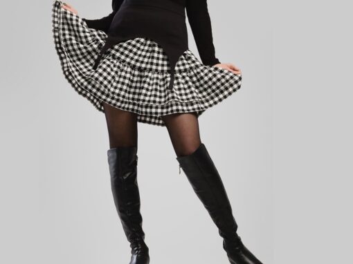 Falda cuadriculada con revuelo