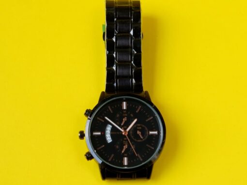 Reloj negro análogo marca Acme